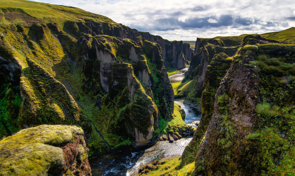 4. Cañón Fjaðrárgljúfur, Islandia Uno de los sitios más populares del mundo, luego de que el cantante Justin Bieber lo diera a conocer en su video musical I’ll Show You, fue cerrado cerca de 3 meses en este año a causa de que su vegetación fue dañada. Pues el tráfico peatonal iba en aumento desde que Bieber lo anunció.  Foto: El Viajero Feliz.