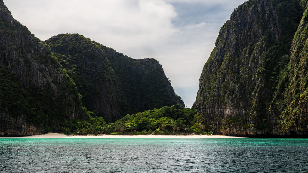 1. Maya Bay, Tailandia. Desde el año pasado, el gobierno de Tailandia anunció el cierre de su playa más icónica, luego de hacerse famosa con la película “The Beach” protagonizada por Leonardo DiCaprio, pues el exceso de viajeros ocasionó que los arrecifes se afectaran. Por ello, funcionarios del país optaron por cerrarla indefinidamente. Foto: OLYMPUS DIGITAL CAMERA