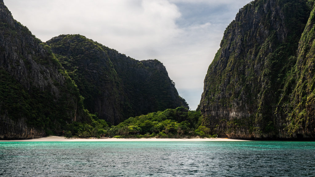 1. Maya Bay, Tailandia. Desde el año pasado, el gobierno de Tailandia anunció el cierre de su playa más icónica, luego de hacerse famosa con la película “The Beach” protagonizada por Leonardo DiCaprio, pues el exceso de viajeros ocasionó que los arrecifes se afectaran. Por ello, funcionarios del país optaron por cerrarla indefinidamente.  Foto: OLYMPUS DIGITAL CAMERA