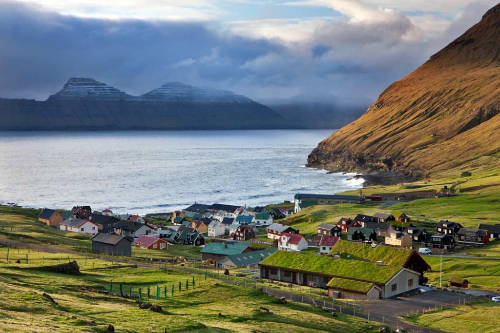 5. Islas Feroé, DinamarcaEl destino turístico de Dinamarca cerró temporalmente en este año por trabajos de mantenimiento, pues en los últimos años tuvo una alza del 10% en su número de visitantes. Lo que funcionarios tomaron la decisión de cuidar el lugar, una de sus actividades principales fue limpiar la isla. Foto: Slættaratindur (882 m)/Kimberley Coole