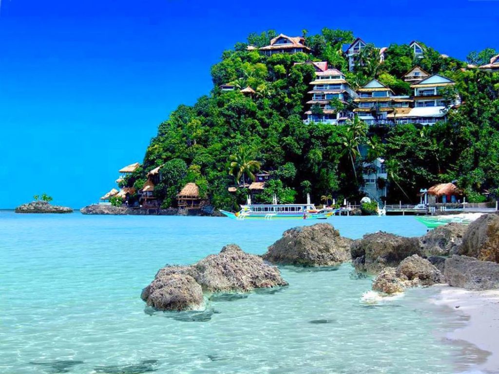 2. Isla de Borocay, Filipinas.
Uno de los lugares más bello de Filipinas tuvo que cerrar por 6 meses en el 2018, de abril hasta octubre, luego de que el presidente Rodrigo Duterte lo calificó como “pozo séptico”. Debido a la multitud de personas que llegaban, de recibir 2 millones de visitantes en el 2017 actualmente solo puede entrar 19 mil por día y están prohibidas las fiestas en la playa, fumar y beber alcohol.
Foto: Descubre tu Mundo.