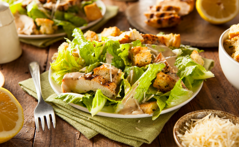 4. Ensalada César. 
Este aperitivo suelen considerarlo como el más saludable, sin embargo, es todo lo contrario, así como lo lees. Pues un platillo de esta ensalada (250 gramos) alcanza hasta los 472.5 calorías ya que contienen queso, pollo y aderezo. 
Foto: Archivo.