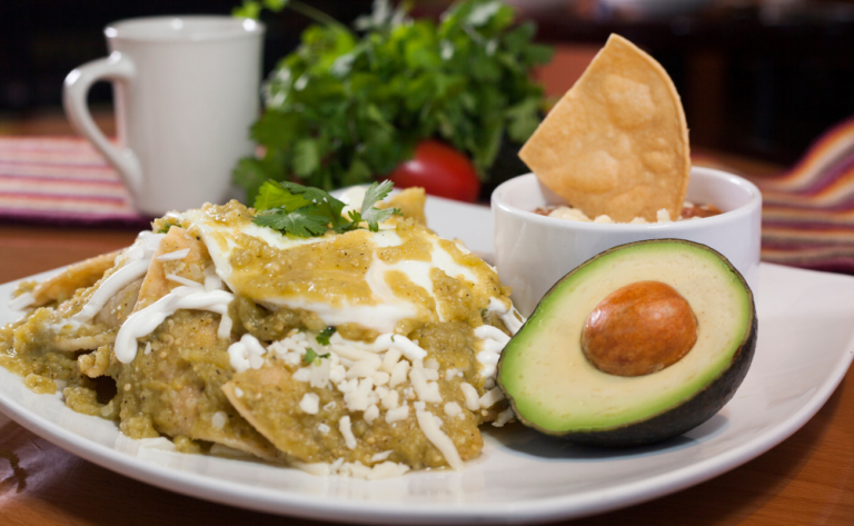 2. Chilaquiles. 
Aunque no lo creas, este platillo mexicano contiene más calorías que un pan de muerto. Pues una ración de esta comida (100 gramos) tiene al menos 299 calorías, esto sin agregarle la crema y el pollo. ¿Qué te parece?
Foto: Archivo.