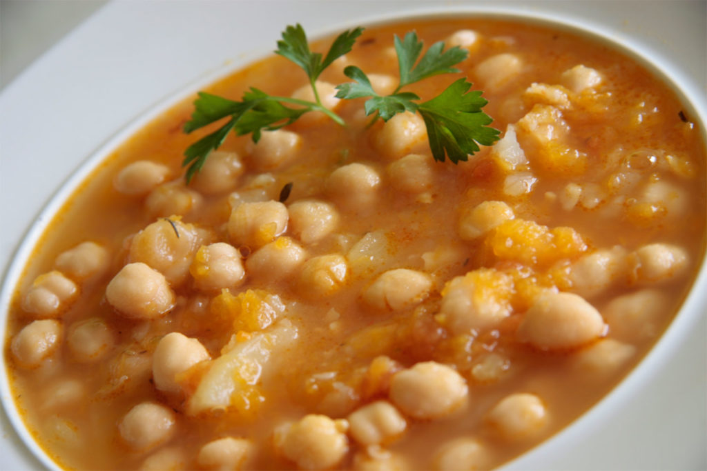 10. Garbanzos. Contienen vitamina B6 que produce serotonina, una hormona que está asociada con la tranquilidad. Si gustas comerlos antes de ir, es importante prepararlo como sopas o ensaladas.
Foto: Deliciosi.com