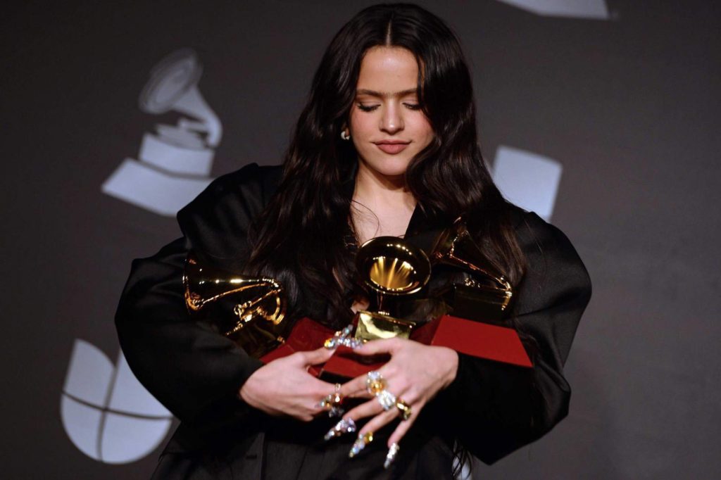 Mientras, el álbum de la cantante española Rosalía “El mal querer” recibió premios como Mejor Álbum del Año, Mejor Álbum Vocal Pop Contemporáneo, Mejor Ingeniería de Grabación para un Álbum. Asimismo, su canción “Con altura” ganó como Mejor Canción Urbana.  
Incluso, obtuvo el Latin Grammy en Mejor Diseño de Empaque.
Foto: AFP.