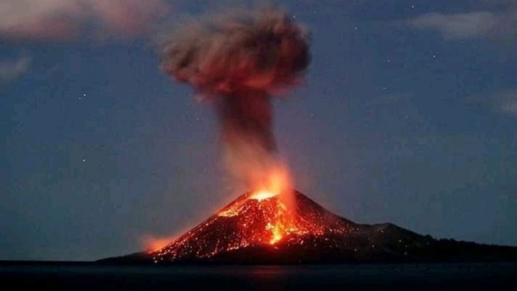 15 volcanes registran explosiones tras erupción del volcán Krakatoa