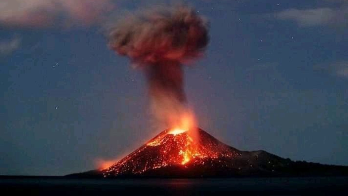 15 volcanes registran explosiones tras erupción del volcán Krakatoa
