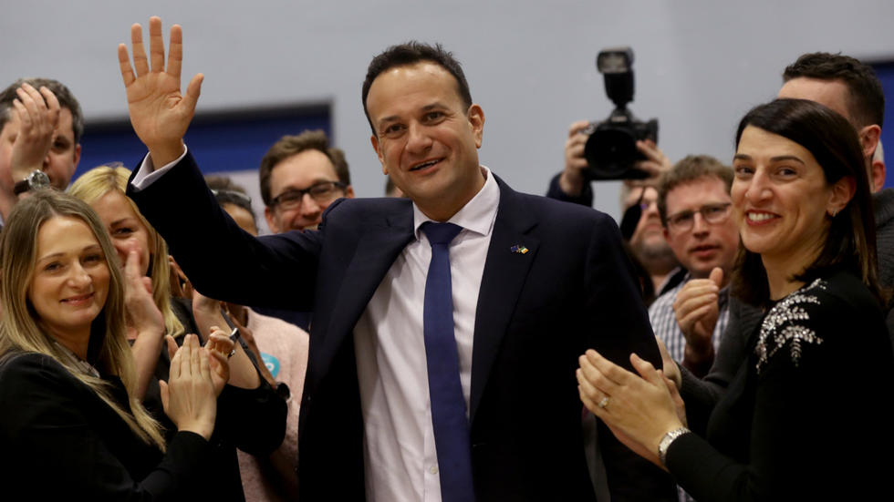 El primer ministro irlandés regresa a su puesto de médico para luchar contra la Covid-19