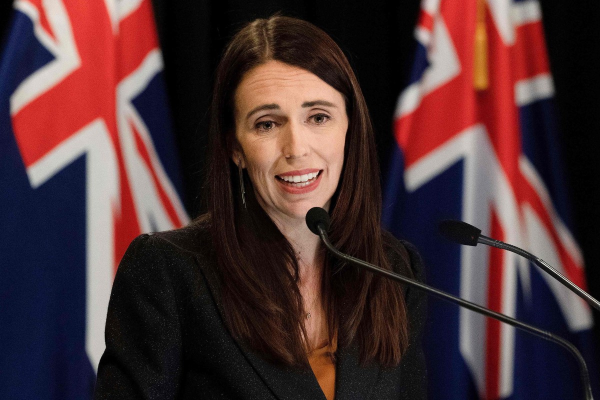 La primera ministra de Nueva Zelanda anuncia que le han ganado la batalla al coronavirus.