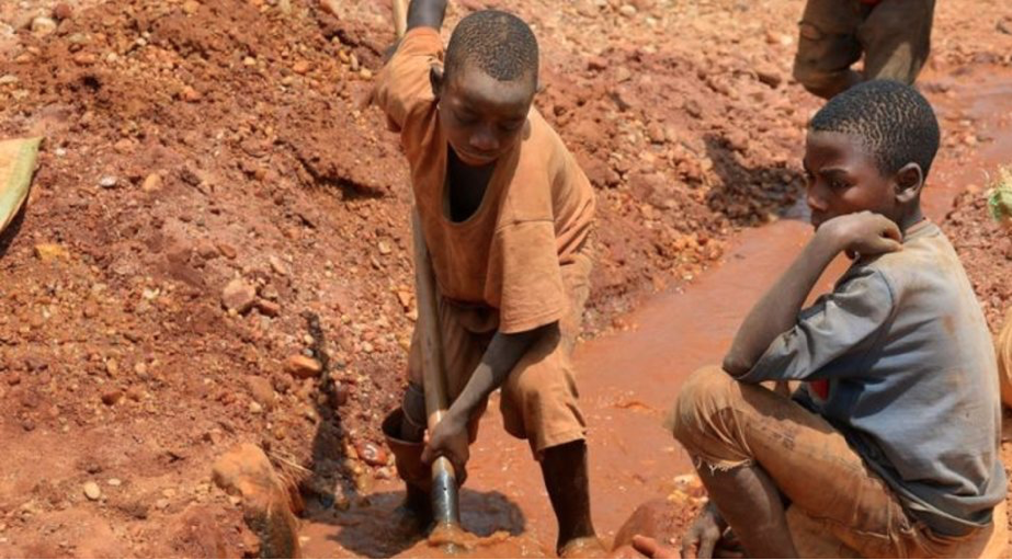 Contaminación causa malformaciones de nacimiento en hijos de mineros de cobalto en el Congo