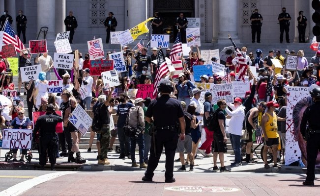 Miles de personas protestaron en Estados Unidos para poner fin al confinamiento por el covid-19