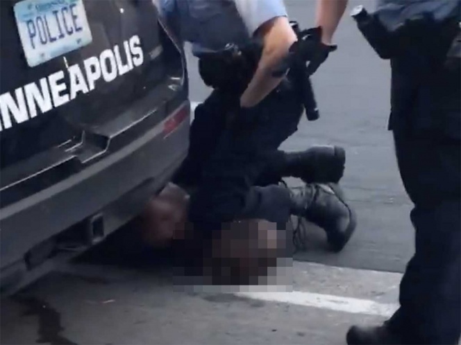 Policía de EU mata a afroamericano al aplastarle el cuello con la rodilla