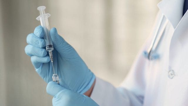 La primera prueba de vacuna contra el coronavirus muestra resultados prometedores