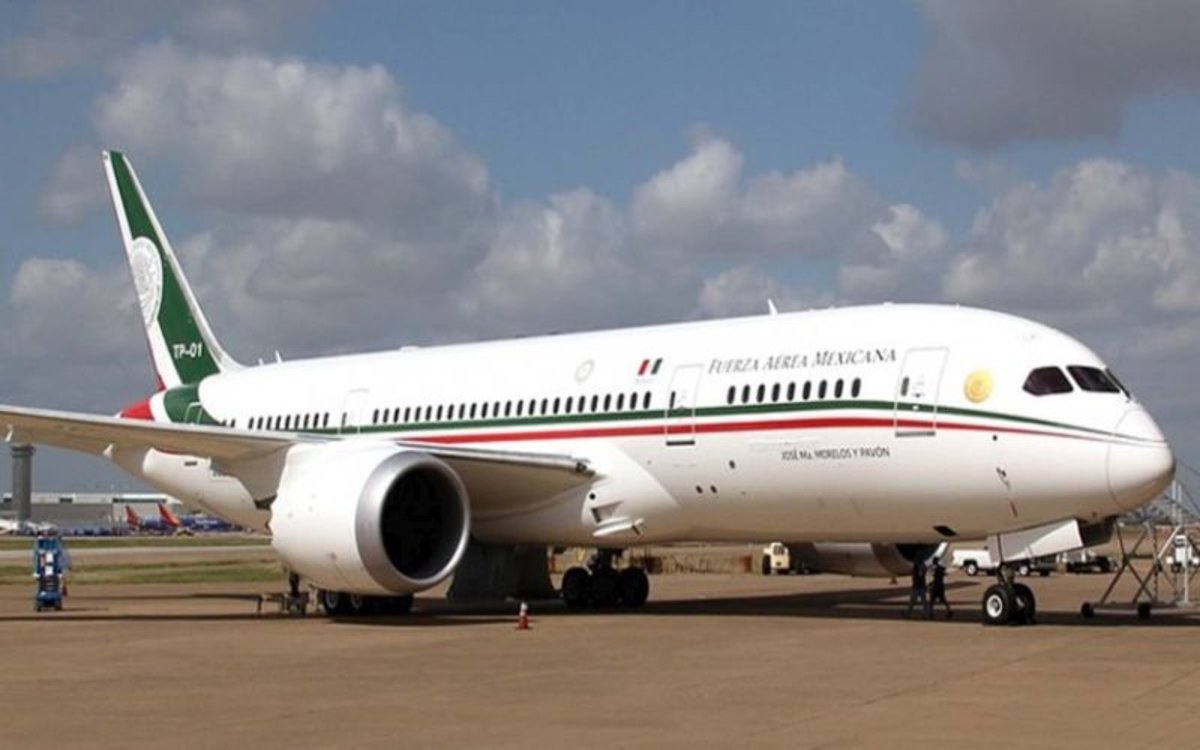AMLO reveló que hay dos compradores para el avión presidencial y que su rifa se mantiene