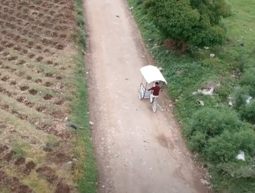 Maestro adapta una bicicleta como aula móvil para visitar a sus alumnos