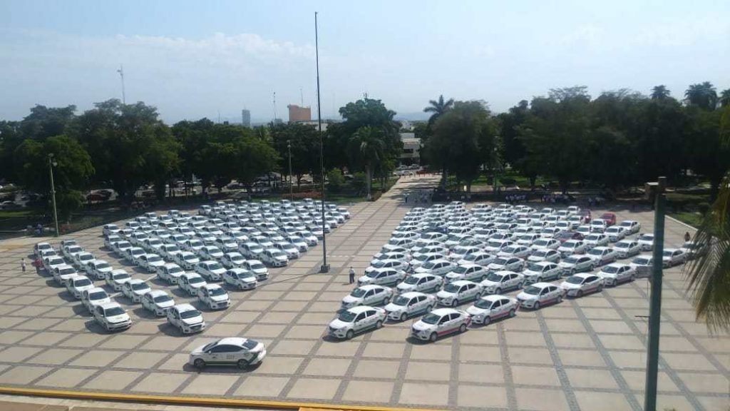 Quirino Ordaz entrega de 200 taxis ecológicos