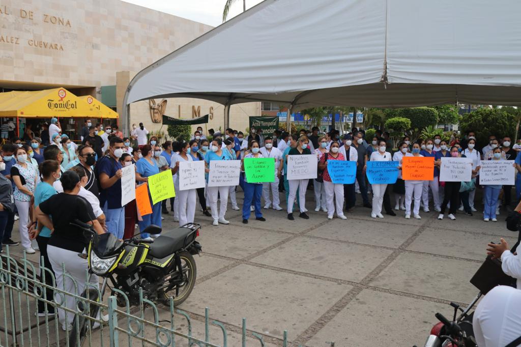 Trabajadores del IMSS en Mazatlán se manifiestan contra sus condiciones de trabajo durante la pandemia y la reapertura del turismo