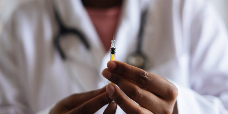 Cada vez más cerca, la vacuna que está desarrollando la Universidad de Oxford dio muy buenos resultados Cada vez más cerca, la vacuna que está desarrollando la Universidad de Oxford dio muy buenos resultados