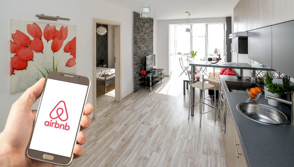 En CDMX Diputada de Morena propuso ley para prohibir apps de hospedaje, como Airbnb