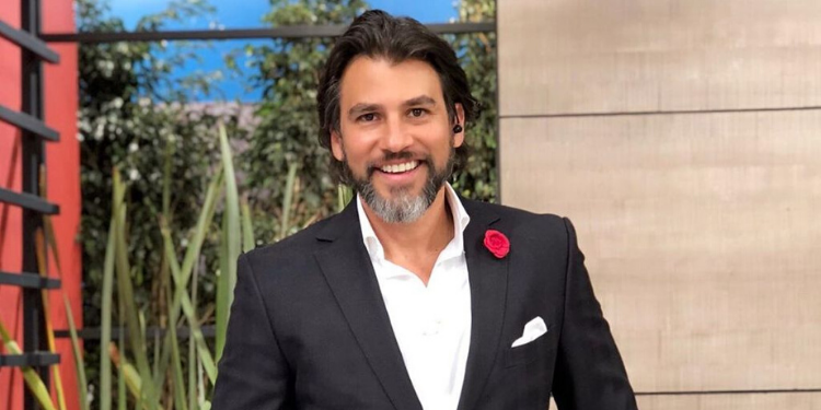 Mauricio Barcelata confesó que tuvo que dormir en Televisa durante meses porque no tenía dinero