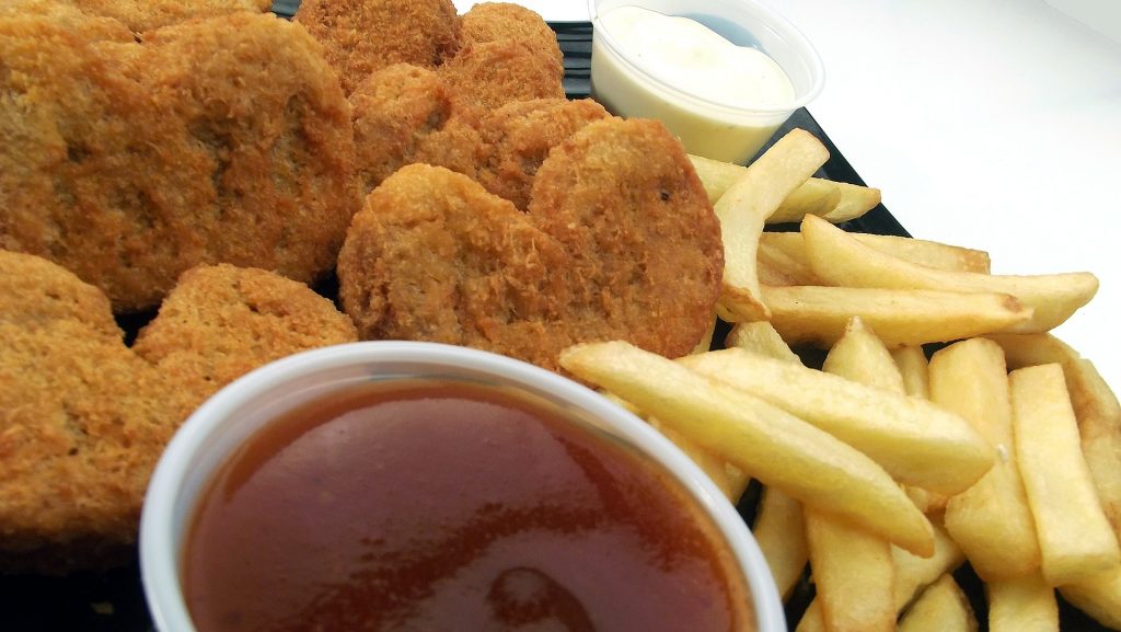 Niña encuentra pedazos de cubrebocas en sus nuggets