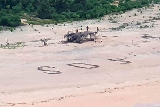 Soldados se salvan tras escribir SOS en la arena