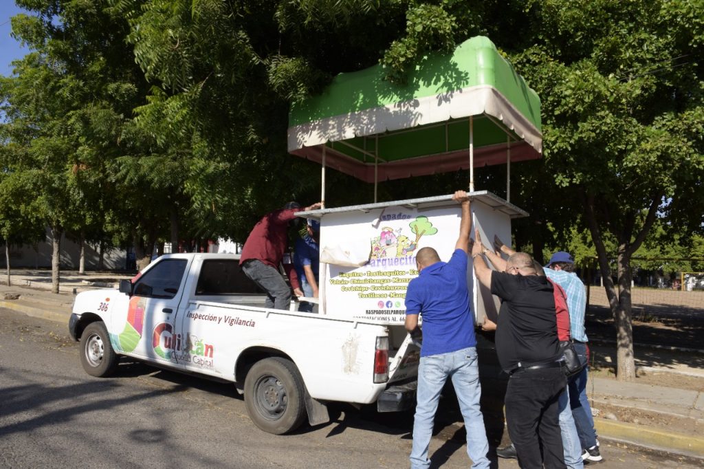 Ayuntamiento de Culiacán quita comercios que bloqueaban la vía pública