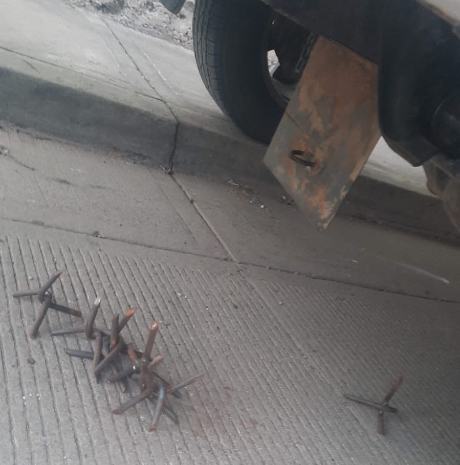 Aseguran autoridades camioneta blindada y con lanza ‘poncha llantas’ en Culiacán