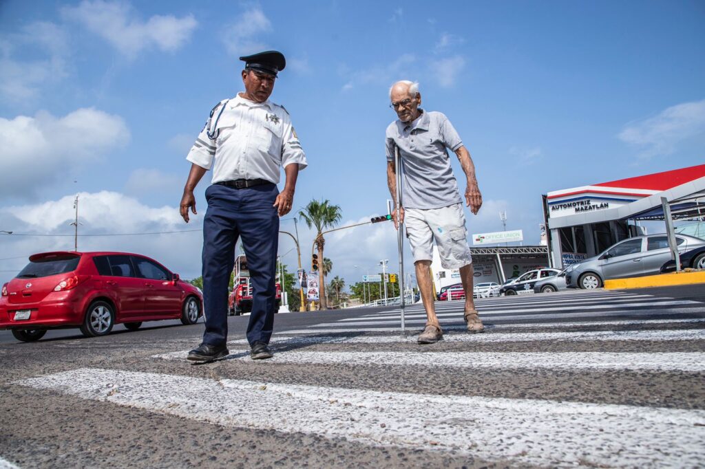 Rehabilitan semáforo y pintan crucero en la avenida Revolución y Santa Rosa, en Mazatlán
