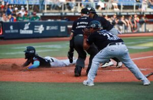 Sultanes pega primero en el arranque de la Serie del Rey