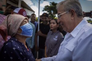 Rocha entrega apoyos a damnificados por lluvias