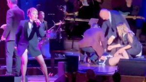 Alejandra Guzmán se cae durante concierto y la trasladan al hospital