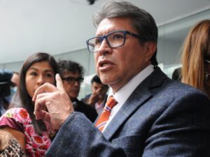 Monreal denuncia ante FGR a Layda Sansores por difusión de conversaciones privadas y peculado