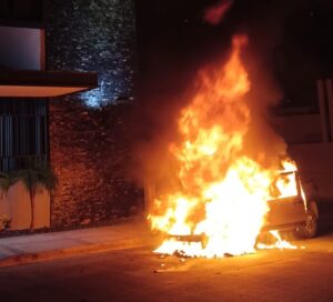 Vehículo en movimiento arde en llamas; queda en pérdida total en Culiacán