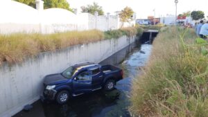 Conductor resultó ileso de milagro, cae camioneta a canal de aguas pluviales en Culiacán