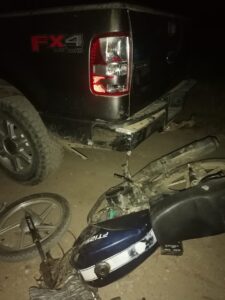 Motociclista pierde la vida al chocar contra camioneta estacionada en El Fuerte