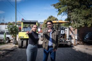 Juan de Dios Gámez supervisa trabajos de reencarpetado de 13 calles en Villa Bonita