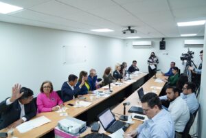 Reconocen diputadas a estudiantes en su día su contribución al desarrollo