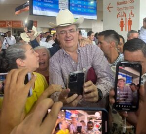 “Vamos ganando las encuestas y aquí todavía vamos muy adelante”: Marcelo Ebrard llega a Mazatlán
