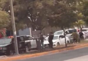 Elementos de FGE trasladaban a una persona detenida cuando iniciaron operativo por civiles armados en sector Tres Ríos, Culiacán