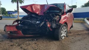 Tres mujeres y un hombre resultaron lesionados por choque contra poste en el malecón de Culiacán