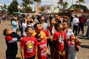 Navolatenses y turistas admiran el eclipse solar desde la explanada de Altata