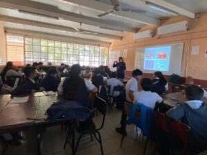 Llevan taller de prevención de adicciones a escuela de La Palma