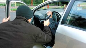 Sujetos armados le roban su Mustang y 42 mil pesos al salir de banco