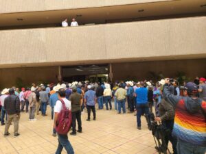 Productores irrumpen a la fuerza a reunión en Palacio de Gobierno, en Culiacán
