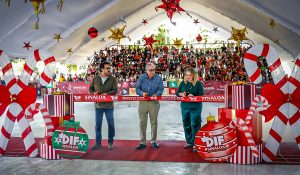 Inauguran pista de hielo con encendido de pino de Navidad en Culiacán