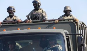 Asegura SSP vehículos, armas y presunta droga en Culiacán