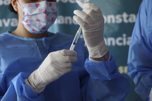 Llama salud a aplicarse vacunas contra COVID-19 e Influenza