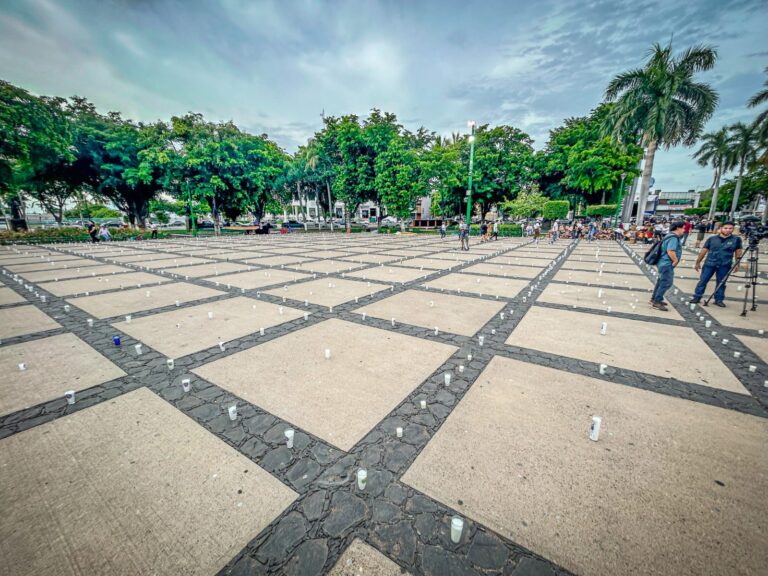 Colectivo Sabuesos Guerreras coloca 5 mil veladoras en Palacio de Gobierno por desapariciones en Sinaloa
