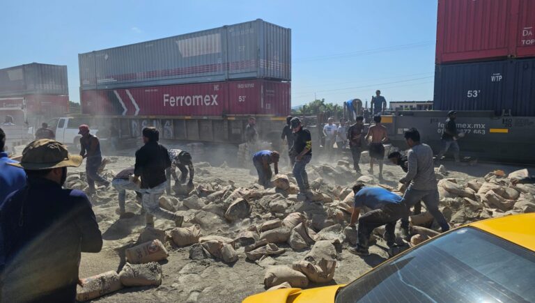 Resumen de seguridad: Accidentes con unidades pesadas enmarcaron este 29 de octubre Camión cargado de cemento es embestido por el tren en La Cruz de Elota, Sinaloa